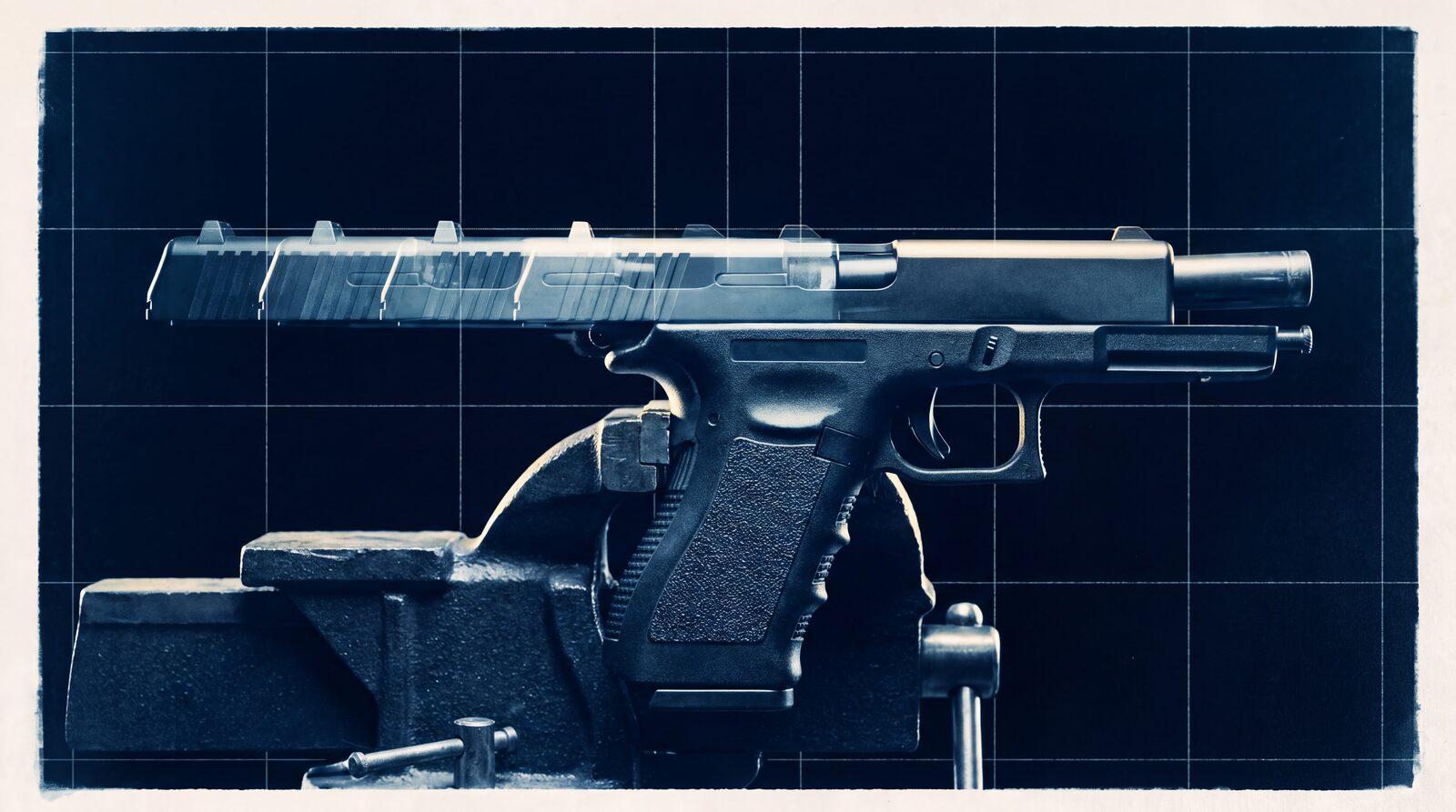 Immagine generata: cianotipia di una pistola softair in una morsa, con il carrello fotografato in cinque esposizioni mentre arretra in linea retta